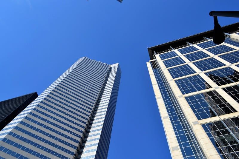 Découvrez les meilleurs panneaux signalétiques extérieurs pour votre entreprise dans le 44 en 2026